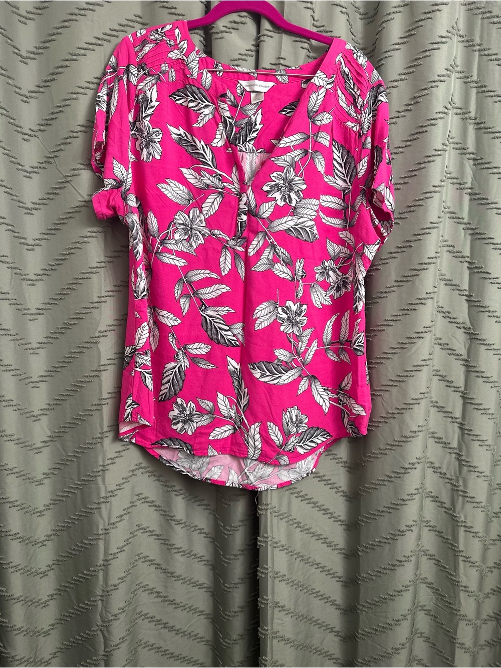 Christopher & banks floral top shirt blouse size XL
Career professional top